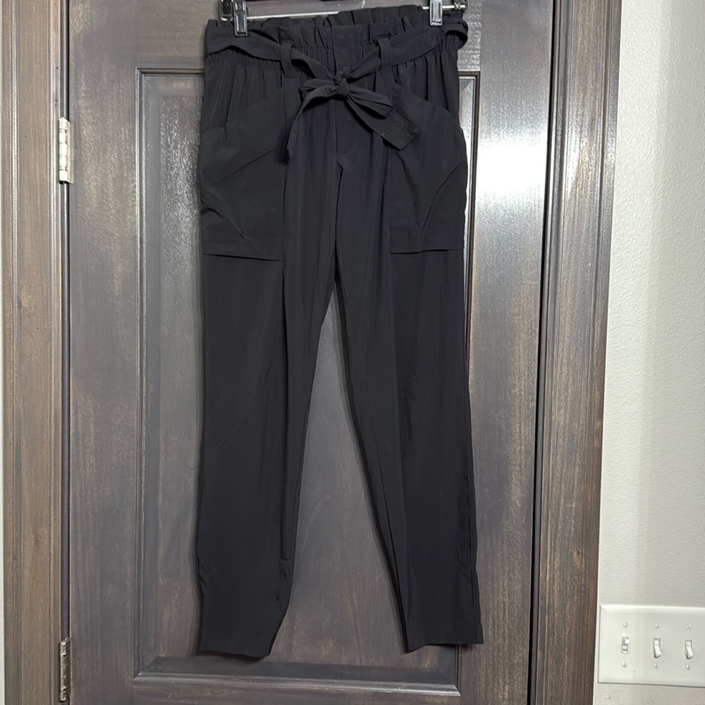 Athleta women's black paper bag pants with‎ tie belt Size 4
